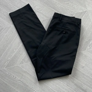 Kostymbyxor  - Svart kostymbyxa från Selected  Size 48 passar en 30 waist  