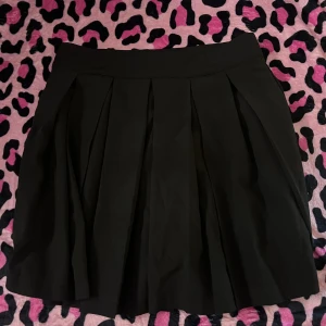 Kjol  - Söt kjol med inbyggda shorts i 