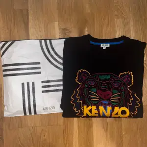 Säljer en fin Kenzo Paris tröja i storlek M tröjan är sparsamt använd inga skador osv vit kenzo väska följs med hämtas i Stockholm betalning sker via Swish äkta kenzo tröja! pris 1200kr priset kan diskuteras 