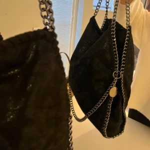 Stella mccartney liknade väska - Bra skick, använd några gånger. Säljer då den inte kommer till användning längre.