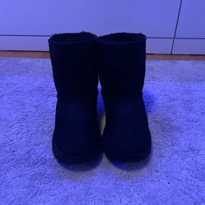 Svarta Uggs - Säljer dessa Uggs då dom var för små redan förra vintern och inte kunnat använda dom sedan förr-förra vintern. Har tydliga tecken på användning men är ändå i bra skick. Köptes för 2300kr🩷