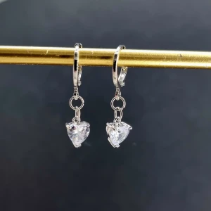 Handgjorda örhängen - Handgjorda örhängen●Följ :@ekjewelryofficial🤲 ● 💎Material- 100% rostfritt stål ●Örhängeskrokar -rostfritt stål och kristall. Nickel fri. Längd -2,5cm. Vattentåliga, ändrar inte färgen! 