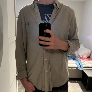 Ralph lauren skjorta  - Säljer min ralph lauren skjorta i featherweight mesh då den är för stor - Skick 9/10, har använts ett fåtal gånger - Nypris 2000, kan sänka priset vid snabb försäljning - Tveka inte på att höra av er ifall ni har någon fråga.