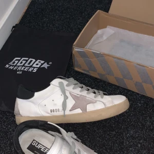 Golden goose skor - Säljer mina Golden goose superstar i skick 7.5/10. Det är inga skador på skorna eller nåt liknande. Ingår box men tyvärr inte kvitto eftersom råka ta sönder den. Hör gärna av dig med funderingar eller nåt annat. Stolek på skorna är 43 men passar 42