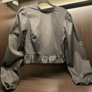 Svart blus  - Kort svart blus med knyte i nacken🖤 Perfekt fest topp till hösten🪩 Helt oanvänd med prislapp kvar✨