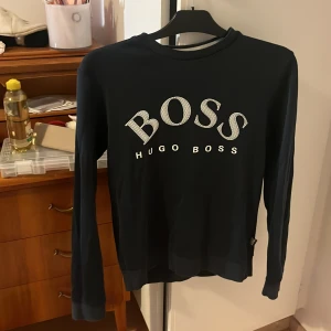 Hugo boss tröja - Fin tröja, använd kanske 4-5 ggr. Inga skador eller skråmor. Köpt i Tyskland  Nypris 1200