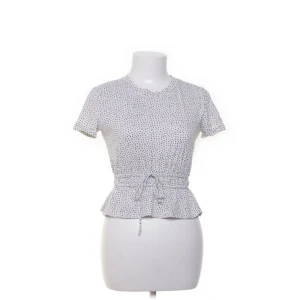 Zara topp - Säljer min trendiga prickiga topp från zara i storlek S. Säljer då den inte kommer till användning. 200kr+frakt men pris kan diskuteras vid snabb affär!