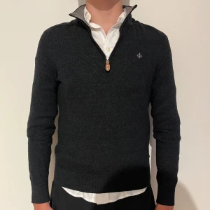  moris tröja halv zip - Säljer dena moris tröja i storlek s den är i väldigt bra skick och nypris på den är 900 pris kan diskuteras vid snabb affär 