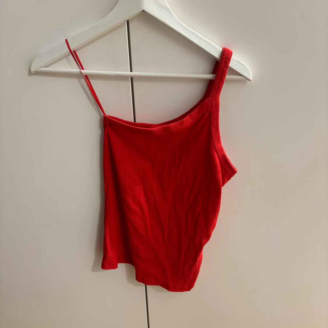 Röd oneshoulder topp