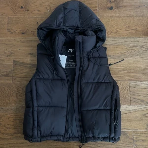 Helt ny väst från Zara - Perfekt nu inför hösten, helt ny med ettiketterna kvar. Väldigt bra kvalite på materialet 🤎🍂🍁🐻 Pris: 350 kr  Nypris: 559 kr  