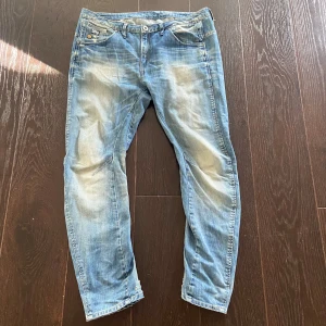G star raw jeans - Ett par schyssta g star jeans i skön färg och snygga små slitningar. Modellen är slim fit. Dem är nästan aldrig använda 9/10 skick. Hör av er vid minsta lilla fundering  
