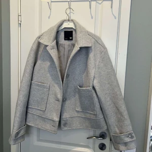 Grå kappa - Endast använd några gånger så i väldigt bra skick. Passar m/l beroende på passform💗