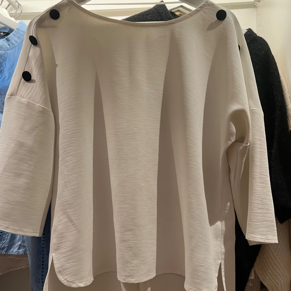 Vit tröja med svarta knappar - 91