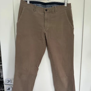 Chinos från Sunwill  - Brun beige chinos från Sunwill i modellen slim. Storlek: se bild (Uk 30) Inga defekter, använda ett fåtal gånger. Är som i ny skick. 