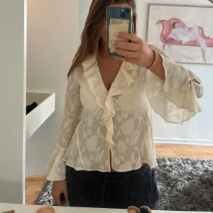 zara blus  - säljer denna snygga blus från zara då den inte längre kommer till användning. Endast använt ett fåtal gånger så är i superfint skick 🌟