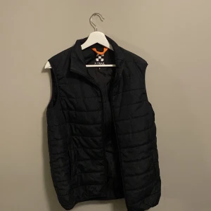 Väst - Säljer nu min väst. Den är från x-trail och är i storlek S. Inget super speciellt med västen men om du vill ha en clean och enkel väst nu till höst så har du hittat rätt🙌🏼 Inget hål eller slitage, snålt använd .Bara att höra av dig vid funderingar🤝🏼🙌🏼