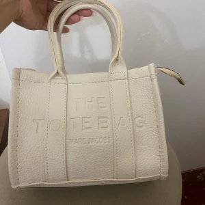 Väska - Supergullig inspirerad väska. Ljusbeige och oanvänd, band medföljer💗