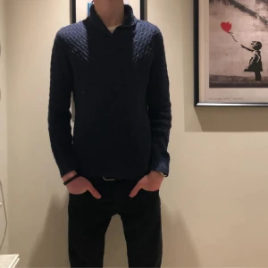 Stickad Massimo Dutti tröja - Tvärsnygg Massimo dutti tröja i marinblå Inga slitningar  Storlek M
