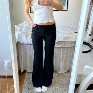 Kostymbyxor - Lågmidjade kostymbyxor med bootcut/flare passform köpta second hand💕 Jag på bilden är 172cm och skulle uppskatta att dessa passar S