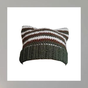 Handvirkad mössa | cat ear beanie - Säljer en superfin randig mössa i grönt, vitt och brunt. Den är handvirkad och har en ribbad kant som gör den extra mysig och varm. Perfekt för höst och vinter!