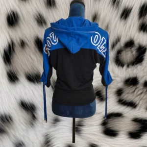 Sothpole hoodie med dragkedja💖 - Super vacker hoodie med snören man kan knuta rosetter med på armarna💖de står southpole på ryggen❤️