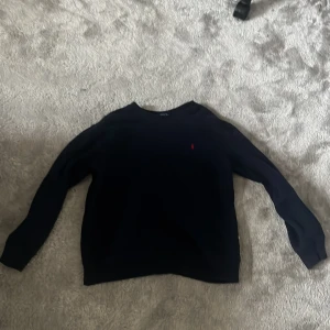 Ralph Lauren Telja - Säljer pgr av att den är för liten Strl: Xs Skick 10/10  Inga defekter Mörkblå Priset är ej hugget i sten