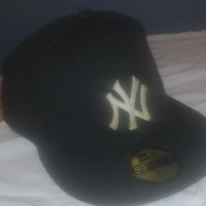 New era keps knappt använd den har inga hål ingenting. - Passar med hoodie