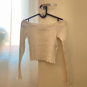 Offshouldertop - Croppad offshouldertop från GinaTricot🤍
