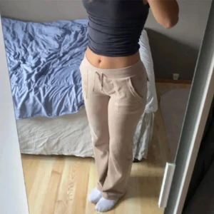 Beige mjukisbyxor - Säljer mina super bekväma juicy byxor i beige. Den är i storlek S och har inga defekter.