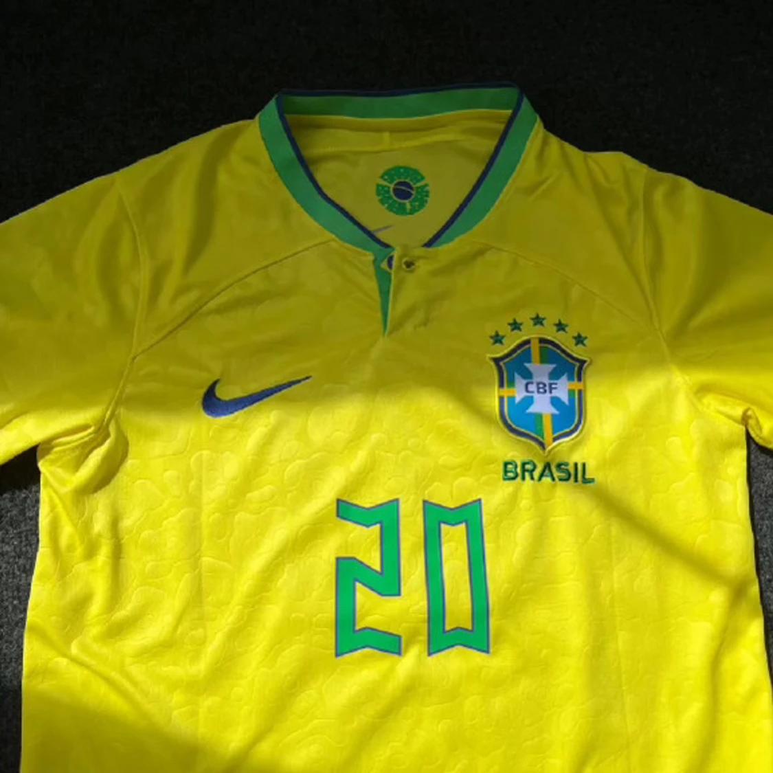 Gul Brasilien fotbollströja med nummer 20 - 93