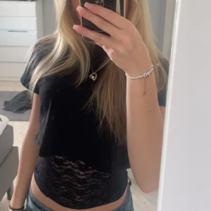 Spets linne + T-shirt  - Trendigt sett med spets linne och t-shirt, från Gina Young strl 146/152 men sitter som Xs, använt cirka 1 gång, ny skick, man får med båda tröjorna💕