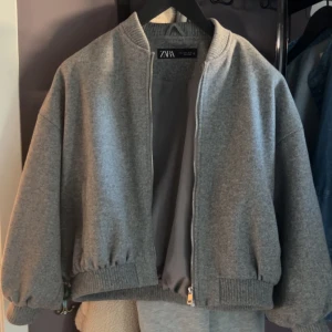 grå zara jacka  - en så snygg höst/vår jacka från zara! köpt i vintras och finns inga tecken på användning. tror ej den går att köpa längre!