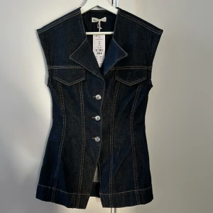 Jeansväst från Gina tricot  - SLUTSÅLD på hemsidan! Helt oanvänd jeansväst från Gina tricot i strl S. 
