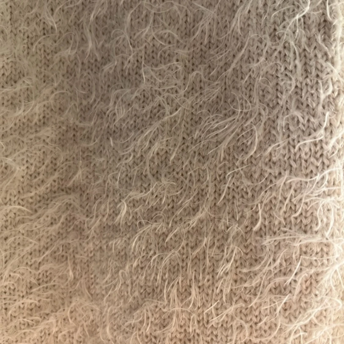 Vit fluffig tröja - 92