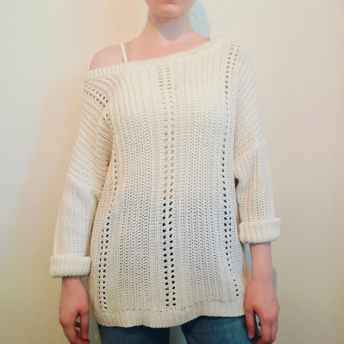 Stickad, vit tröja