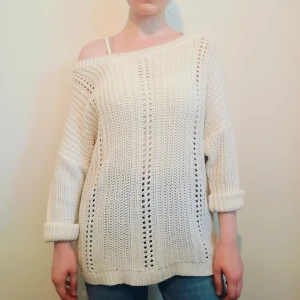 Stickad, vit tröja - Från Terranova, strl L, off-shoulders och inte stickig