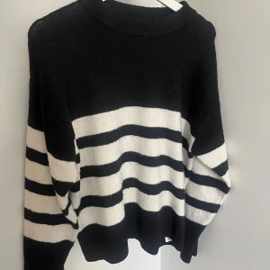 Stickad tröja Gina  - Säljer denna fina stickade tröjan ifrån Gina Young! Den är i storlek 164 men den passar xs-m🌟  Köparen står för frakt 💗