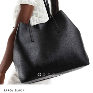 Stor Svart Toteväska- Mango - Säljer denna sjukt fina väska från mango. Helt ny, oanvänd och oöppnad med prislapp kvar! Säljer pga. att jag köpt 2 st. Passar perfekt som skolväska och är helt slutsåld!🤍