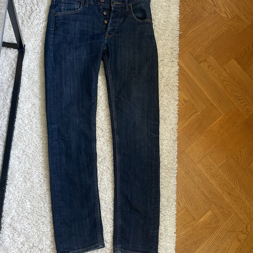 Jag säljer dessa lee jeans, W29 L32, daren button fly (straight fit modell) men för mig är de skinny, väldigt bra skick. Säljer pga för små vid låren.. Jeans & Byxor.