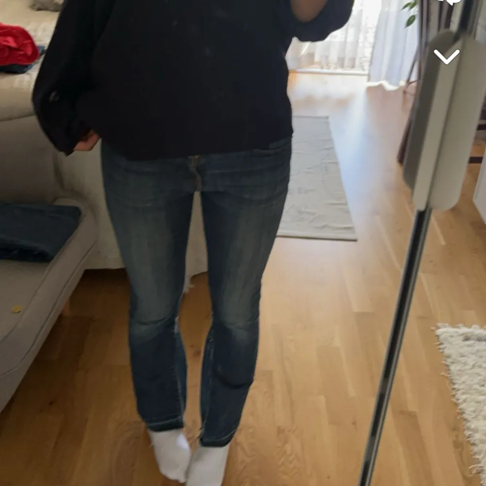 Mina favoritjenas har Tyvär blivit för tajta och korta på mig.. dom är utsydda men inga hål eller förstörda💜 jag köpte de på second hand och sydde ut själv!Super snygga och passar till allt!!!!! Jag är 174💞. Farkut & Housut.