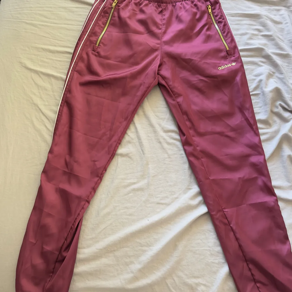 Vinröda satin adidas byxor oanvända👍. Jeans & Byxor.