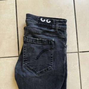 Dondup jeans - Säljer ett par dondup jeans i storleken 32 till att grymt pris! skicket är bra, skriv vid funderingar! 
