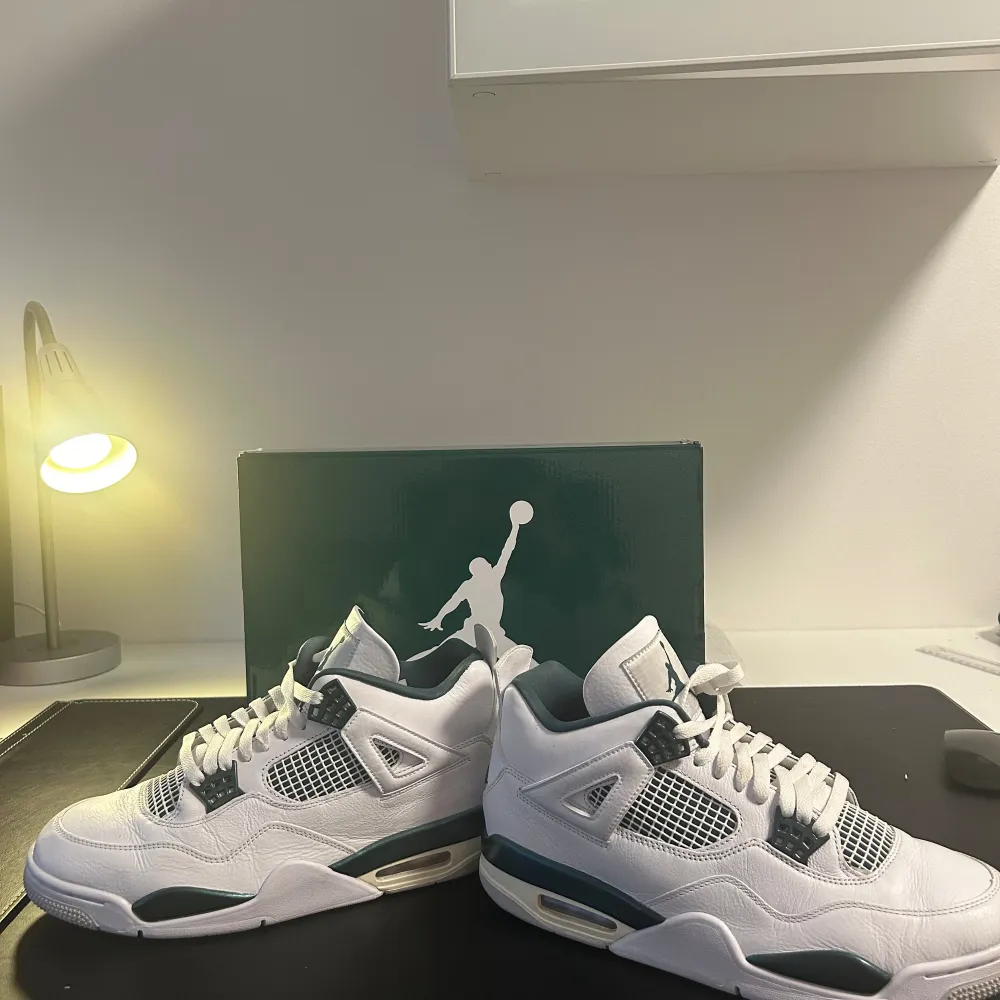 Populära skor som är svåra att få tag på. Air Jordan 4  retro white/oxidized green. Storlek 44,5. Har kvitto, köptes på zalando. Använt ytterst lite, ca 2ggr (bevis kolla sulan och skicket på skorna:))”. Skick 9,8/10. Box ingår. Pris kan diskuteras🤩. Skor.