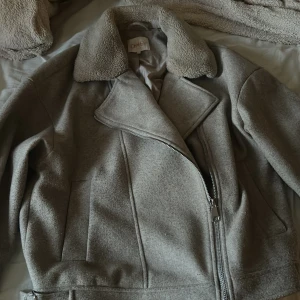 Ljusbrun Teddyjacka - Bra skick, säljer då den inte kommer till användning 