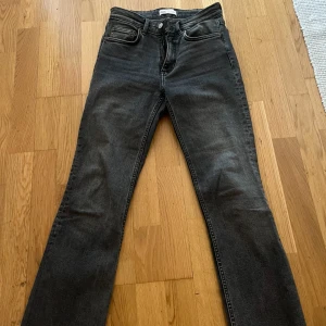 Gråa jeans med hög midja - Varan är i bra skick utan defekter. ( kontakta för mer information)💗