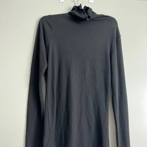 Svart polotröja från Nelly - Säljer en stilren svart polotröja från Nelly i storlek M. Tröjan är långärmad och gjord i ett mjukt och bekvämt material, perfekt för både vardag och fest. Den har en klassisk passform och är ett måste i garderoben för höst och vinter.