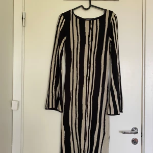 NAKD MAXIKLÄNNING (S)  - Nypris 900 kr. Från NAKD i storlek S, inga defekter. Endast använd två gånger! Köpare betalar frakt 