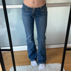 Lågmidjade bootcut jeans Lee - Lågmidjade jeans från Lee. Storlek W27 L31. Innerbenslängd:79 midjemått:35-36x2 , sträcker sig till 38cm. Lite slitna längst ned. Köp sker via köp nu, jag postar inom 24h. Kvar tills markerad såld 