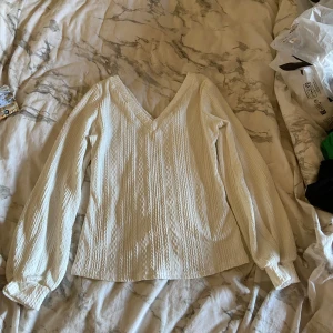 Finare långärmad vit tröja - Bra skick, knappt använd, skönt material 