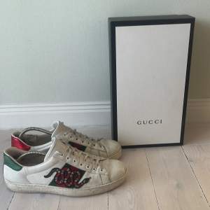 Säljer dessa Gucci Ace skorna i storlek 44 pågrund utav att de inte kommer till användning längre. Og pris- 8850kr, mitt pris: 2299kr. Helt okej skick, en liten lagning man kan se på sista bilden. Box, dustbags och kvitto finns ✅ Mer info i dm😀